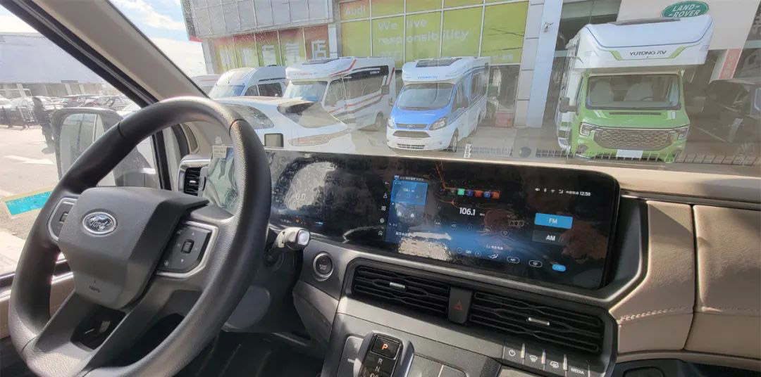 新款宇通鲲鹏双拓展畅享版房车！大厂生产颜值在线，安全方面也是内外兼顾