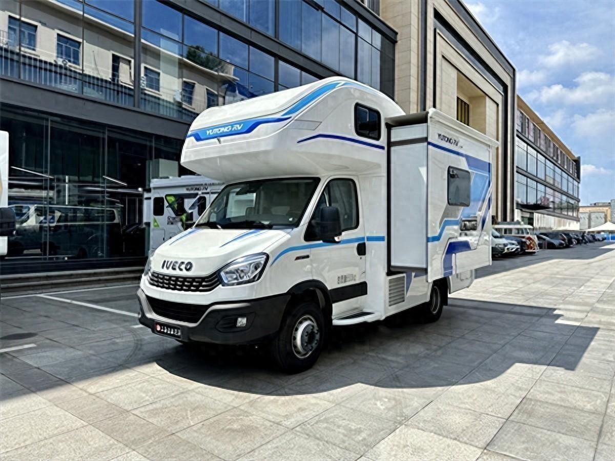 兼具颜值品质 宇通C535旗舰版双拓展房车