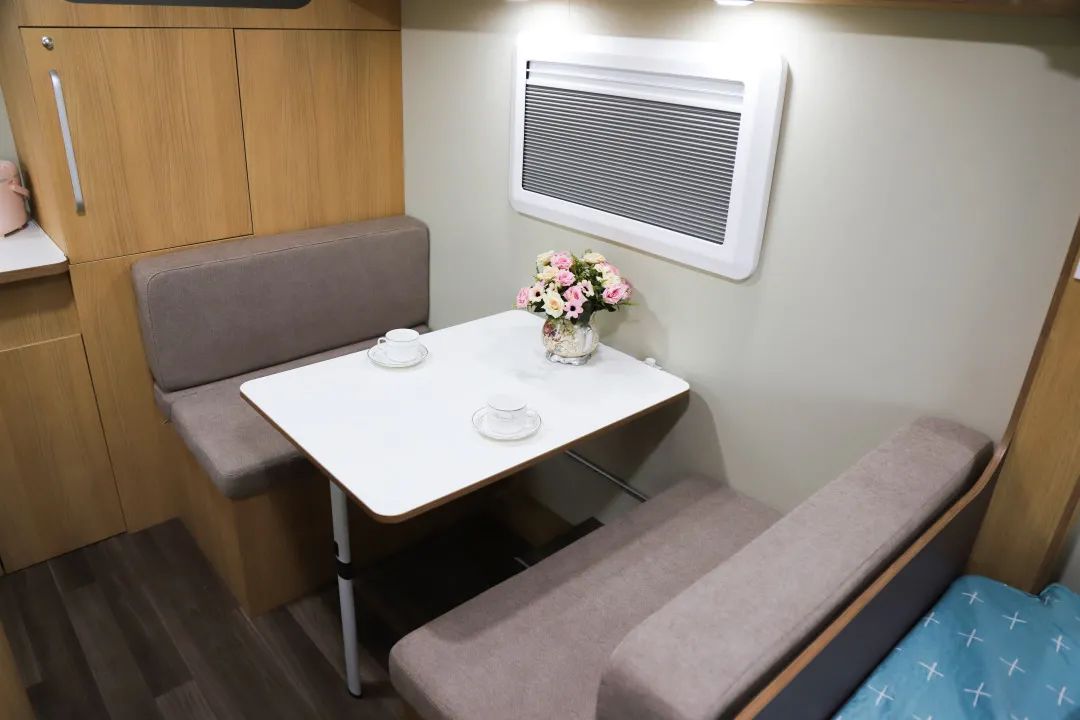 同时拥有大空间、舒适感，宇通T310公路版拖挂房车