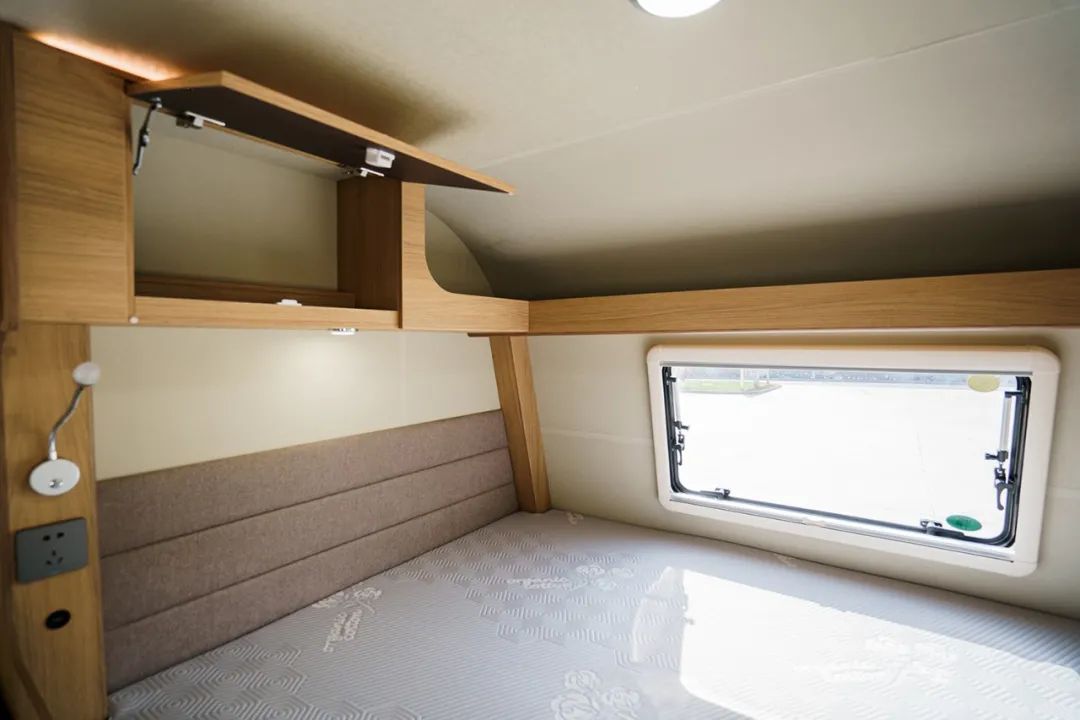 灵动自驾旅居，独享自成空间，T511H公路版拖挂前横床布局房车