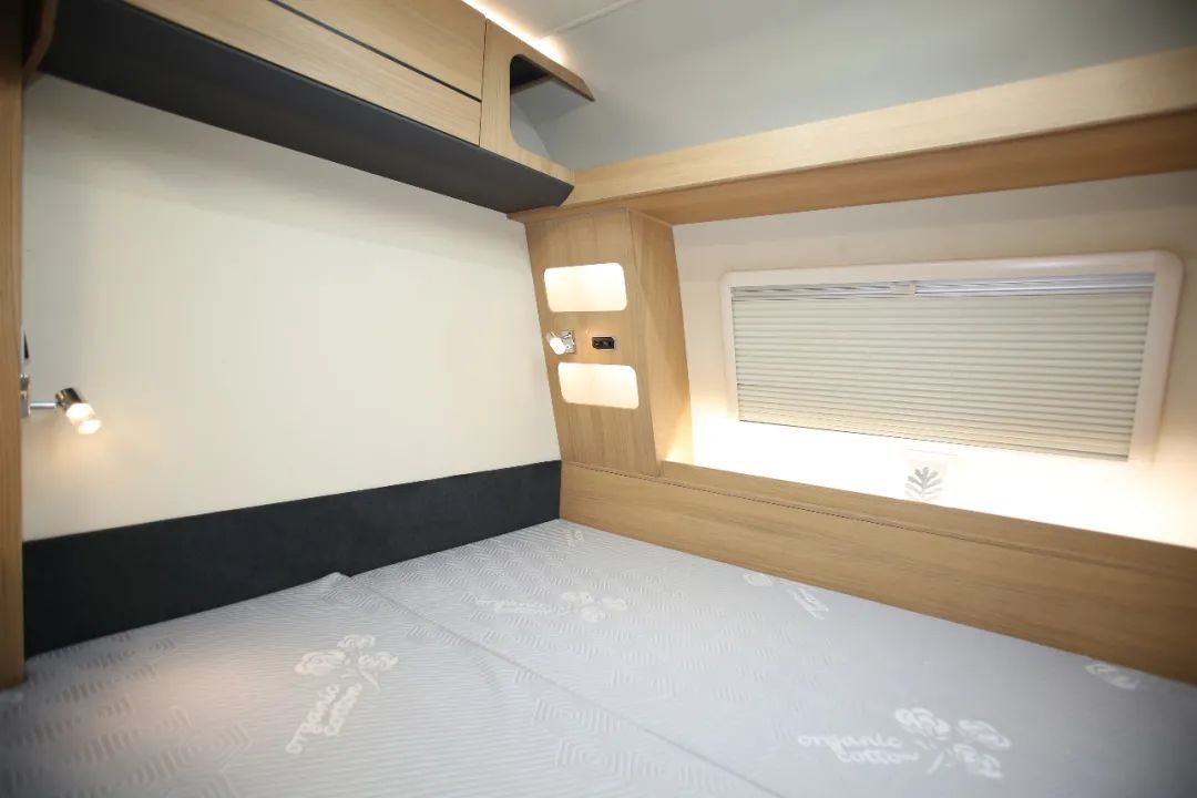 大空间厨房，双台面设计，T512双台面布局拖挂房车美食美景皆不辜负