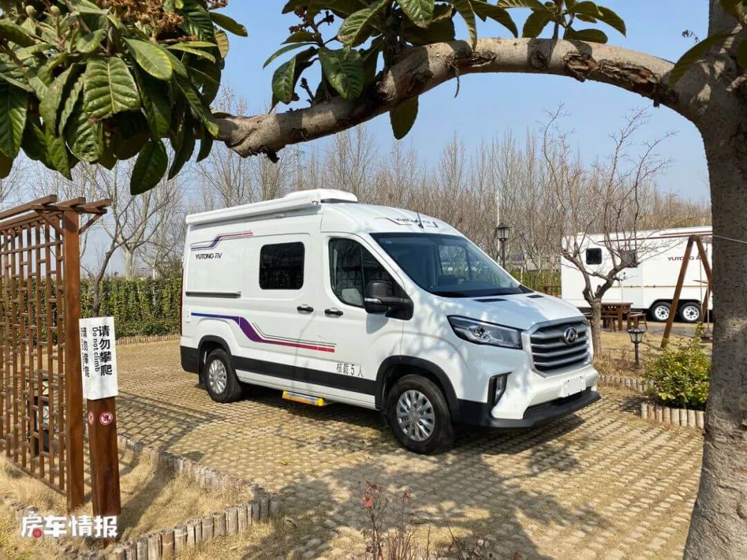 小两口用的宇通房车到底啥样？2.0T+6AT上手简单，大厂出品还能省4万