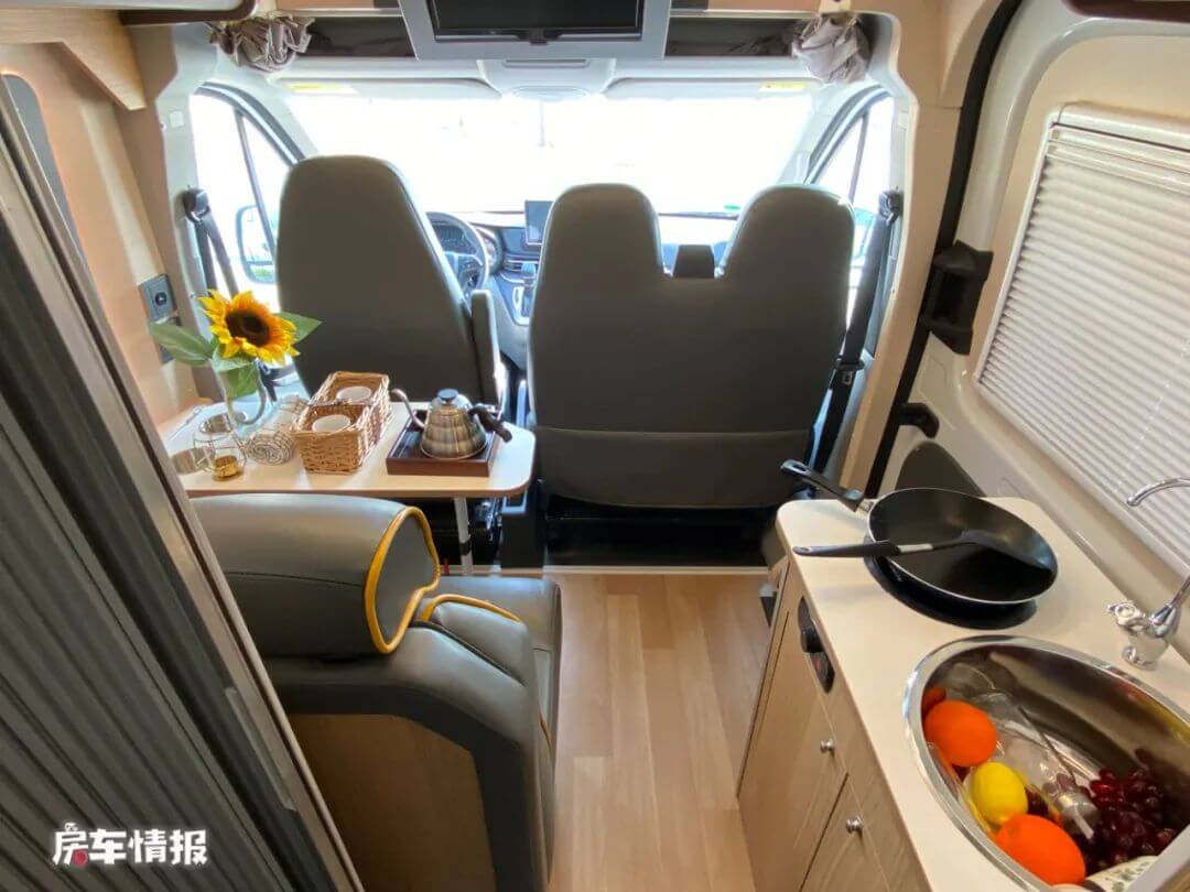 小两口用的宇通房车到底啥样？2.0T+6AT上手简单，大厂出品还能省4万