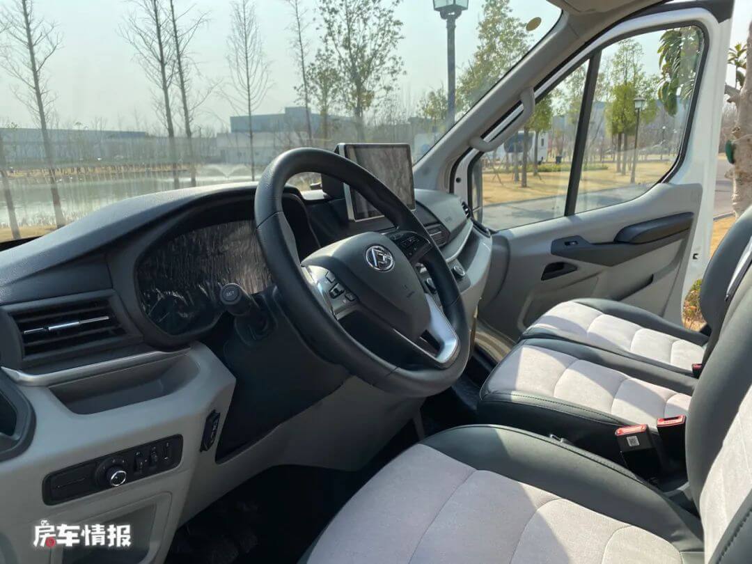 小两口用的宇通房车到底啥样？2.0T+6AT上手简单，大厂出品还能省4万