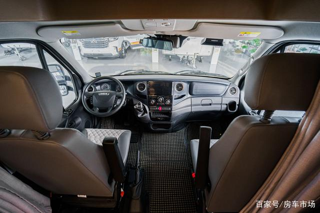 宇通C535双拓展房车，基于依维柯6.5T底盘，承载力加强售价69.8万