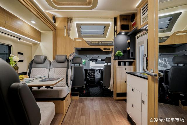 宇通C535双拓展房车，基于依维柯6.5T底盘，承载力加强售价69.8万