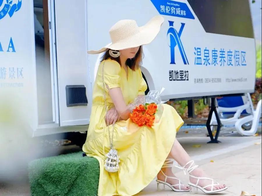 七彩温泉疗养身心，这个自驾房车营地太惬意了！