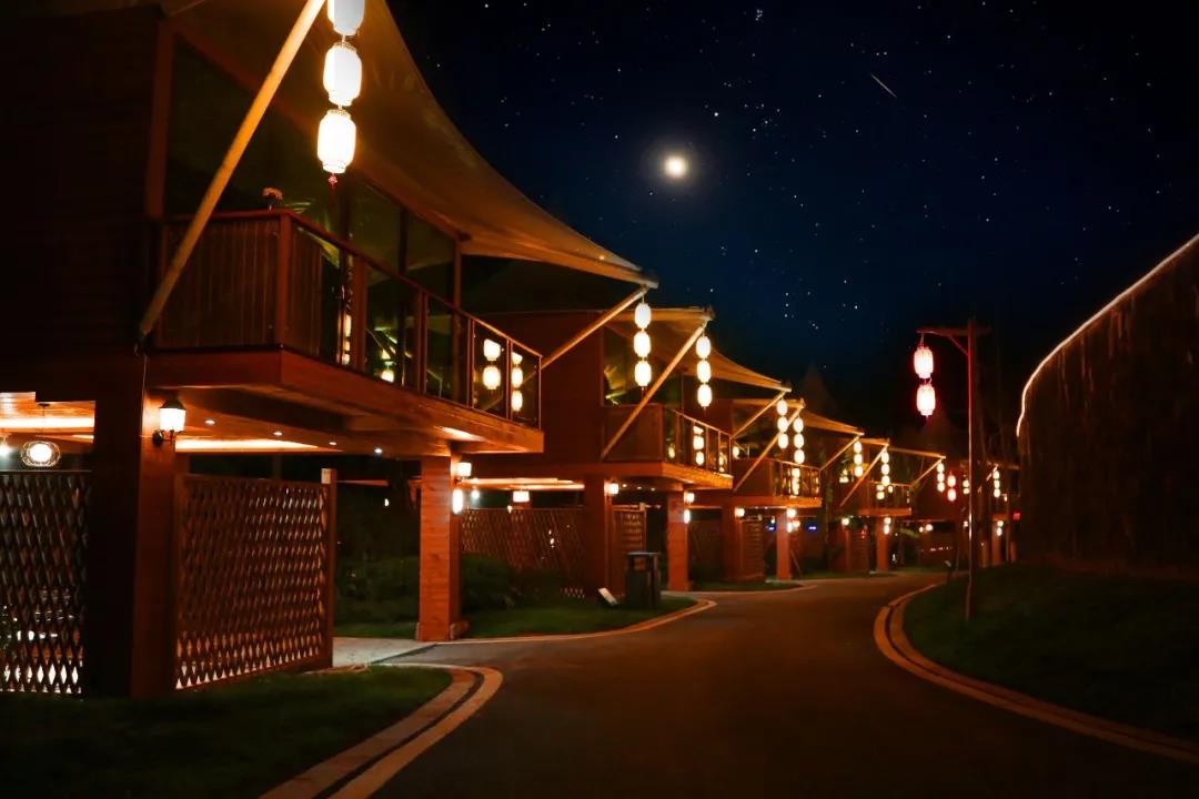 七彩温泉疗养身心，这个自驾房车营地太惬意了！