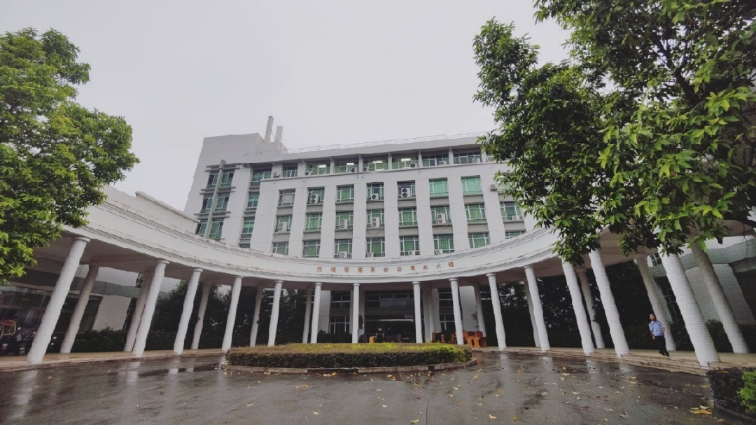 航拍母校韶关学院,多年不见,变化很大,绿树葱葱,田园风光,背靠青山